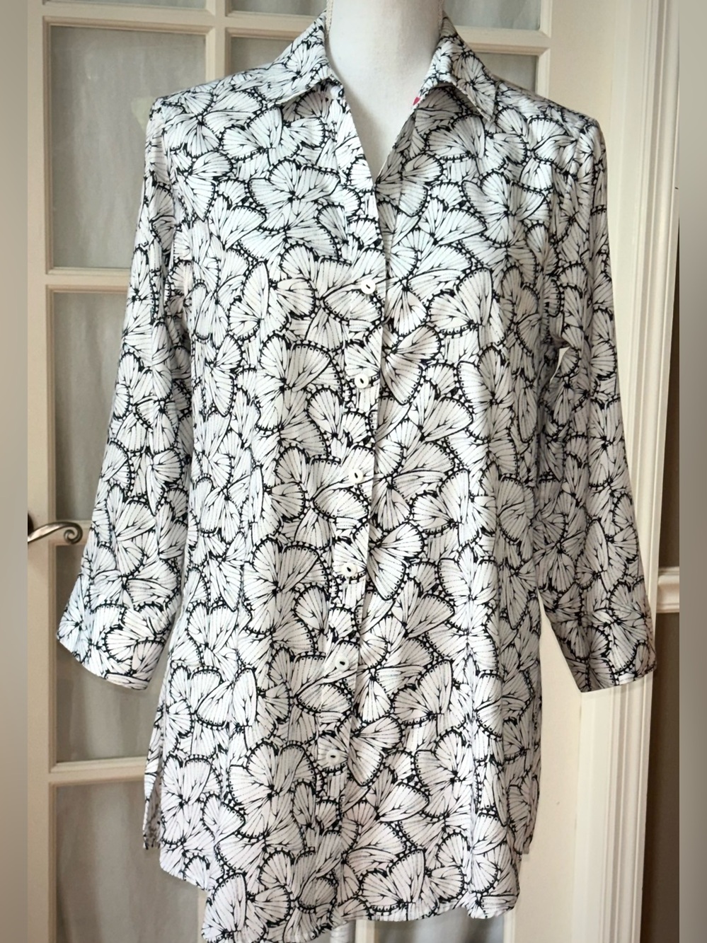 Foxcroft NYC Butterfly Print Wrinkle Free Cotton Shirt Size 8 Shaped Black White